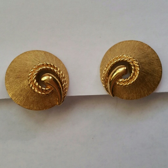 Vintage Trifari round modern clip on earrings - Picture 2 of 5